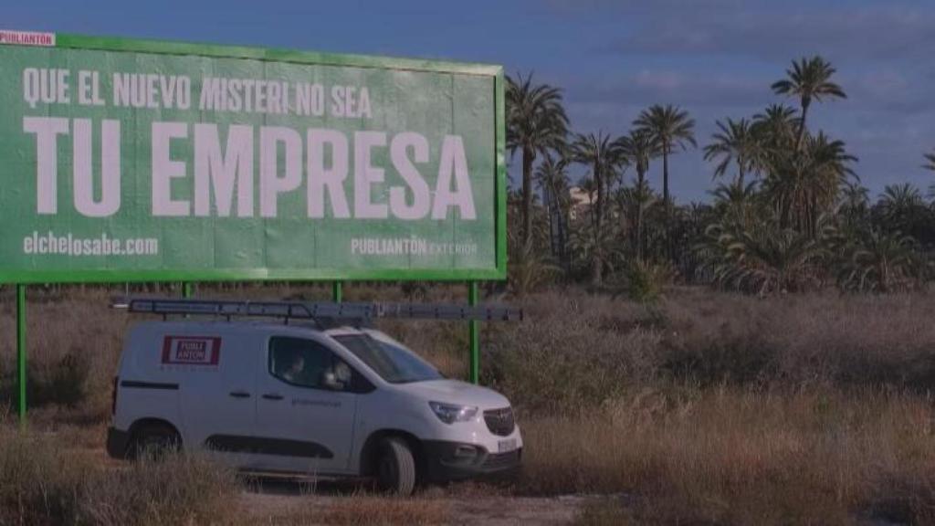 Un cartel del Grupo Antón en Elche.
