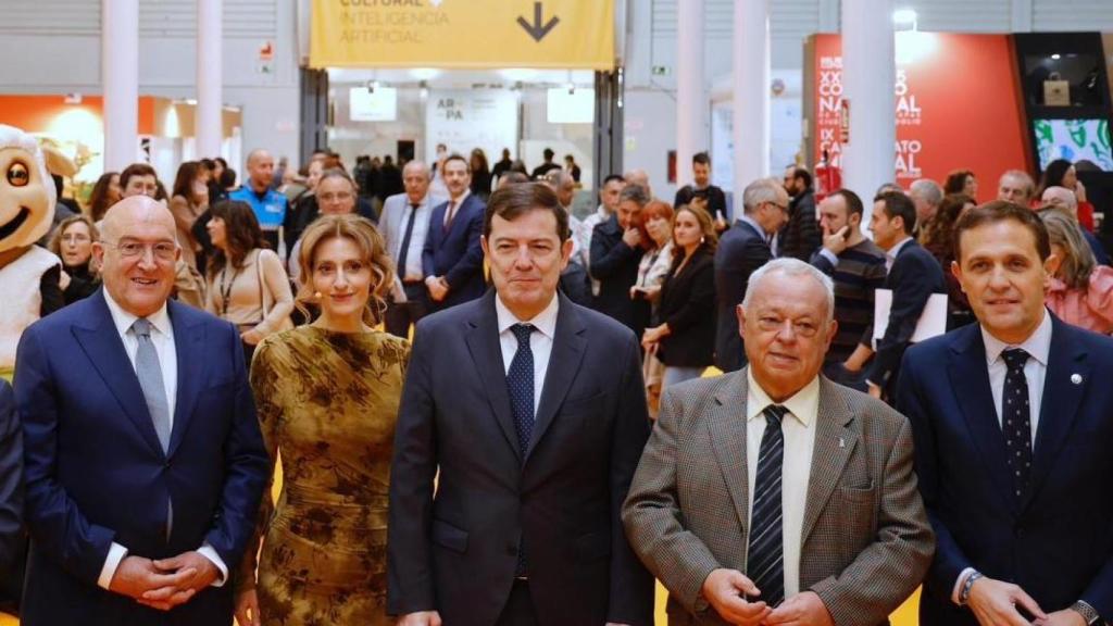 El alcalde de Valladolid, Jesús Julio Carnero, la viceconsejera de Acción Cultural de la Junta, Mar Sancho, el presidente de la Junta, Alfonso Fernández Mañueco, el consejero de Cultura, Turismo y Deporte, Gonzalo Santonja, y el presidente de la Diputación de Valladolid, Conrado Íscar, en la inauguración de la Feria Internacional del Turismo de Interior (Intur), este viernes en Valladolid
