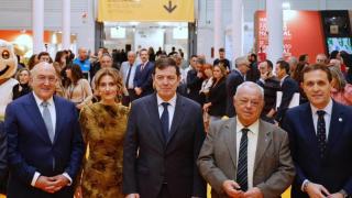 El alcalde de Valladolid, Jesús Julio Carnero, la viceconsejera de Acción Cultural de la Junta de Castilla y León, Mar Sancho, el presidente de la Junta, Alfonso Fernández Mañueco, el consejero de Cultura, Turismo y Deporte, Gonzalo Santonja, y el presidente de la Diputación de Valladolid, Conrado Íscar, en la inauguración de la Feria Internacional del Turismo de Interior (Intur), este viernes en Valladolid