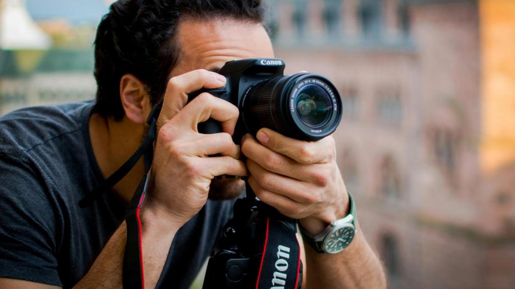 UNa persona usando una cámara réflex