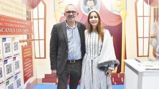 Adolfo López, alcalde de Mojados, junto a Pilar en el stand de Intur de la localidad vallisoletana