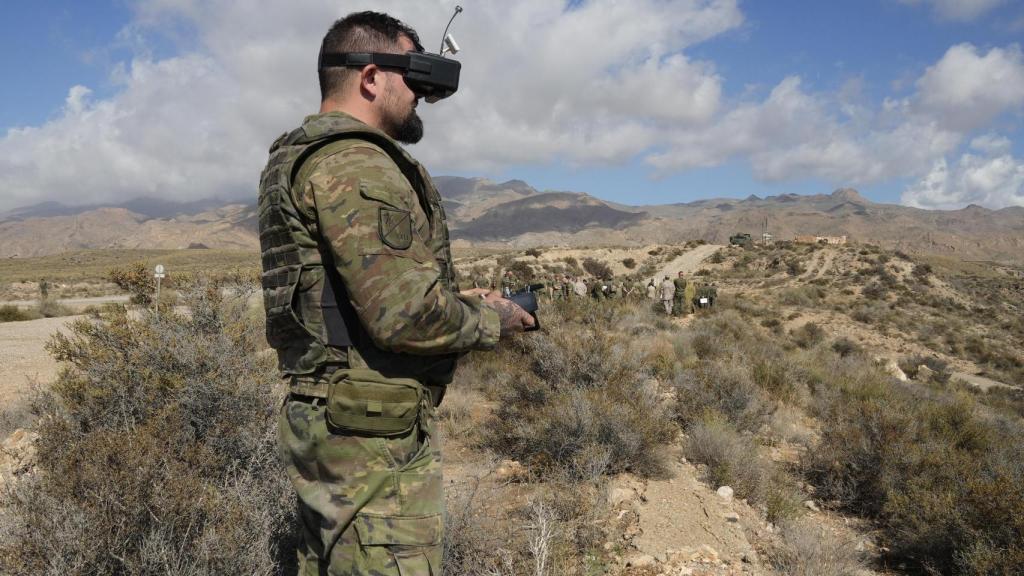 Militar español pilotando un dron