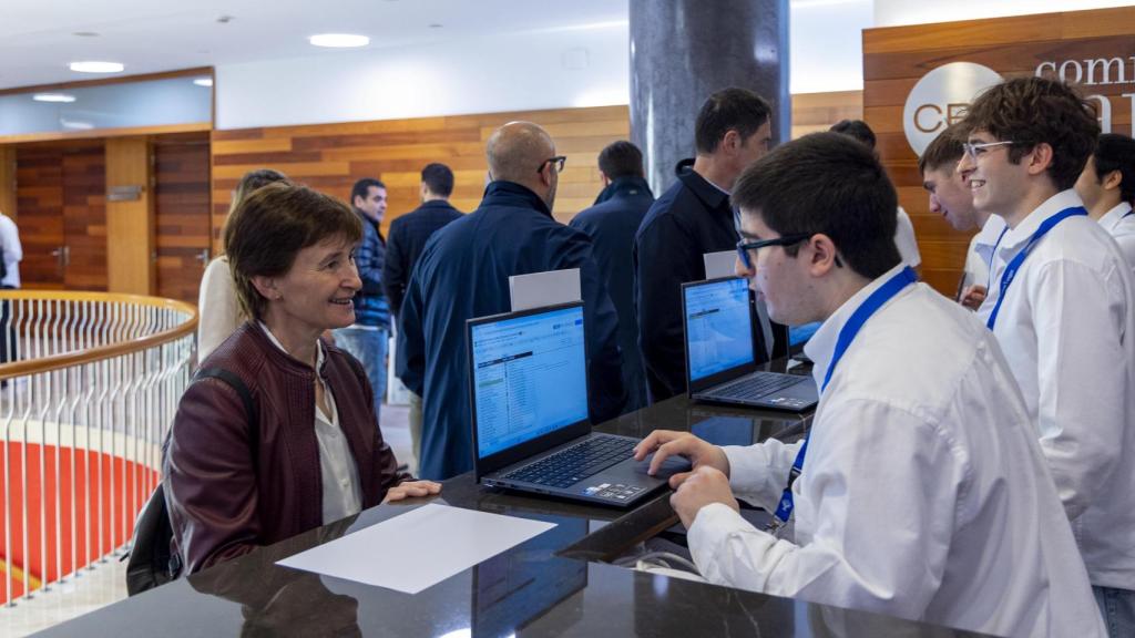 Asistentes al congreso recogiendo las acreditaciones.