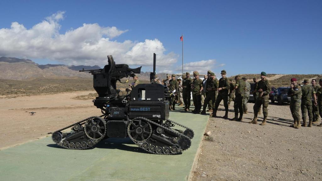 El dron Aunav Best de Escribano, armado con una ametralladora, durante una demostración