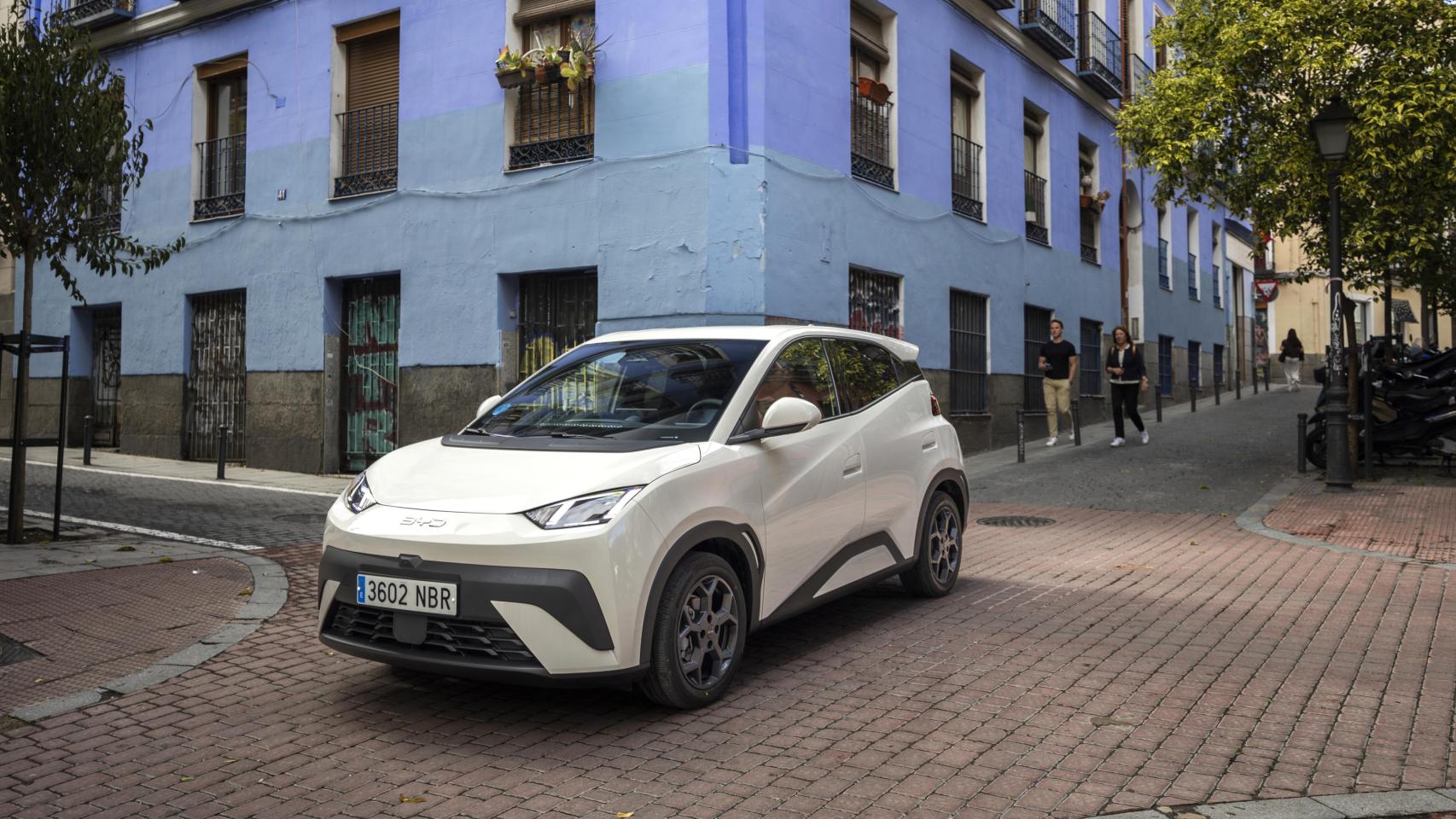 Vista tres cuartos delantera del BYD Dolphin Surf