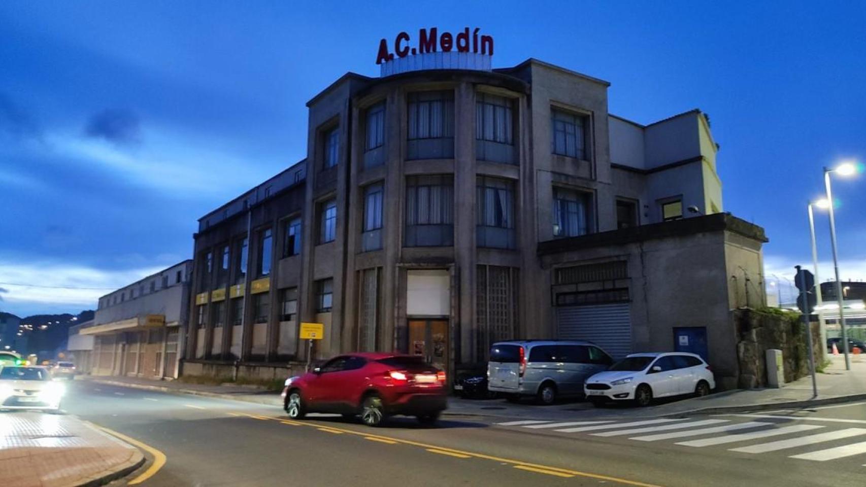 Edificio del antiguo concesionario AC Medín, junto a la futura intermodal, al que se le cambió el uso en 2023.