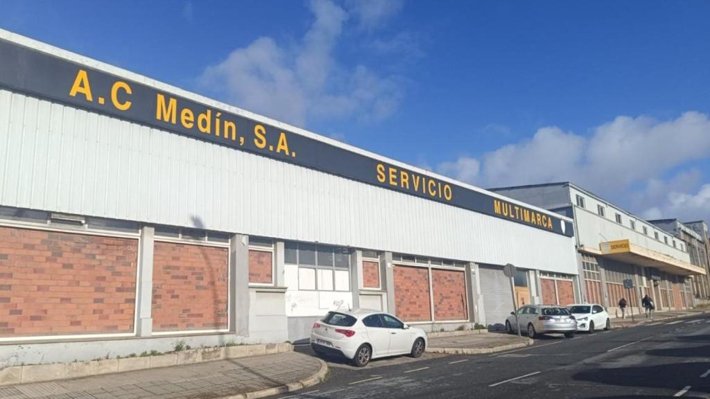 Naves del antiguo concesionario tapiadas en la avenida do Ferrocarril.