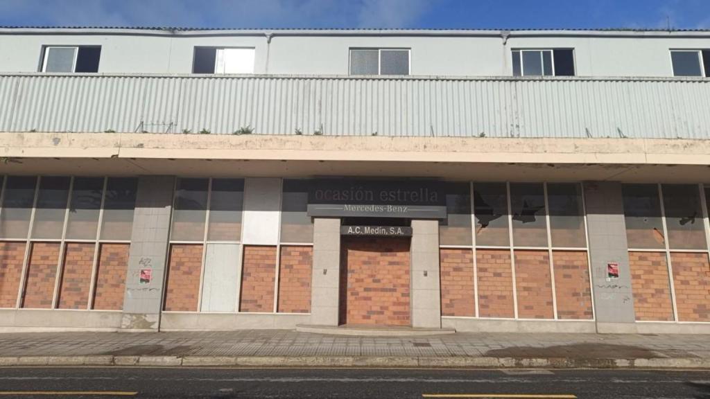 Ventanas tapiadas en una nave de AC Medín.