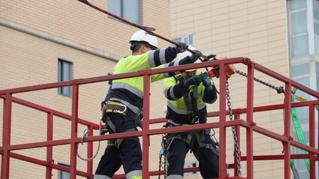 Los técnicos reparando la avería en el tranvía de Zaragoza.