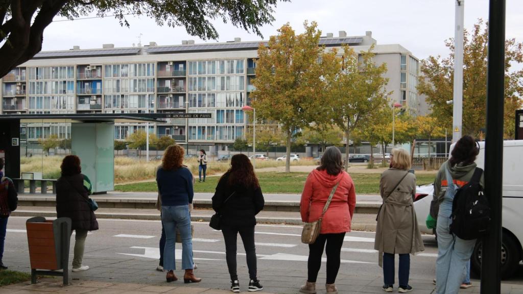 Algunos zaragozanos esperando a los autobuses que suplirán al tranvía mientras se repara la avería.