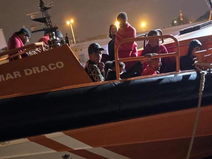 El grupo de inmigrantes argelinos, este jueves, a su llegada al puerto de Cartagena tras ser rescatados por Salvamento Marítimo.