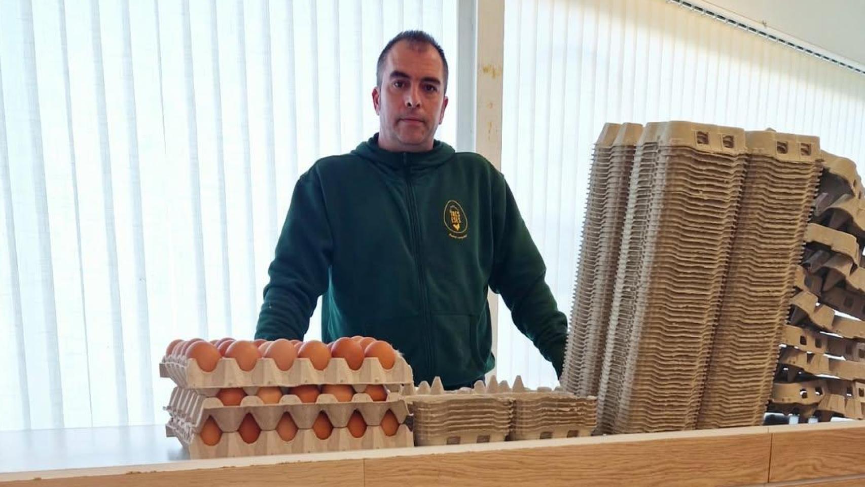 Javier Sáez en su granja de gallinas camperas.