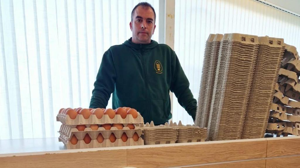 Javier Sáez en su granja de gallinas camperas.