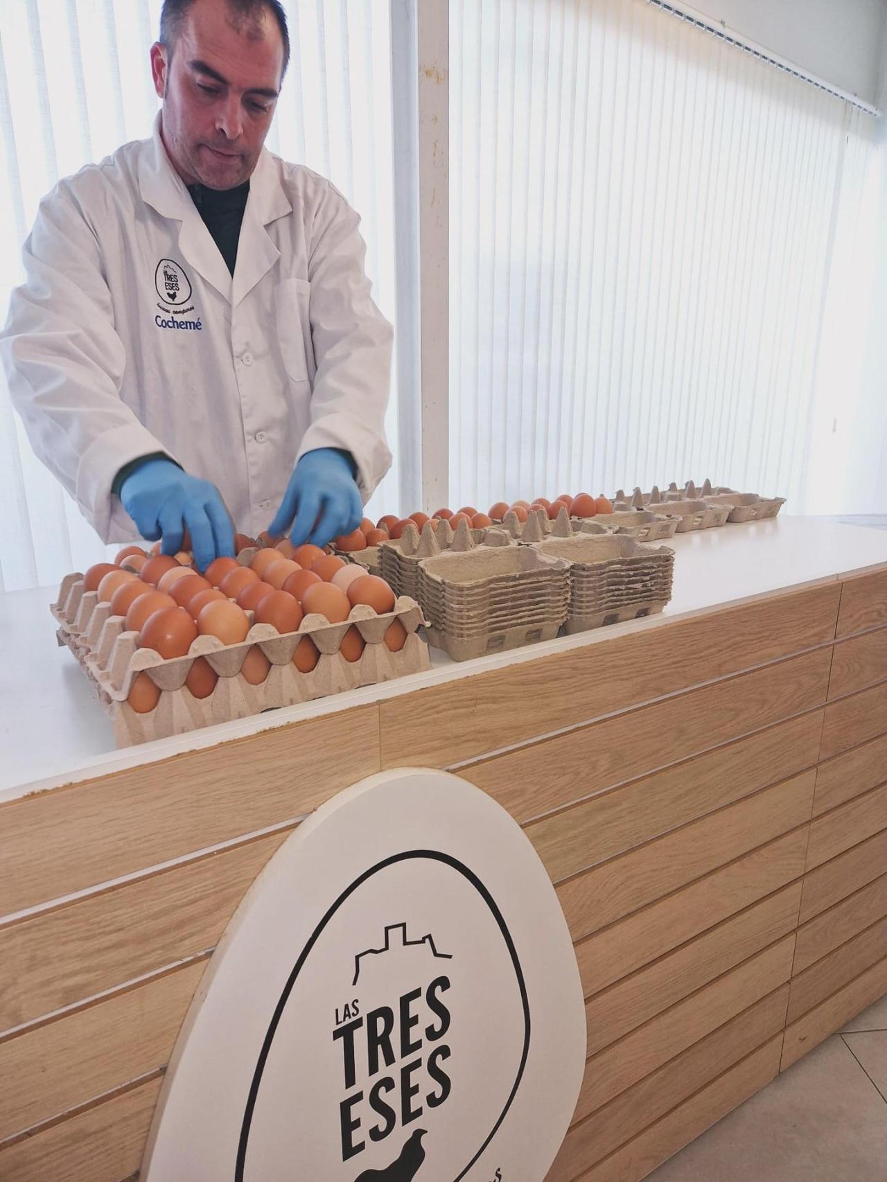 Javier empacando huevos.