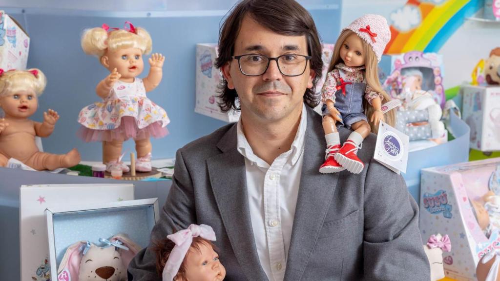 César Bernabeu con dos de las líneas de muñecos que hace para adultos.