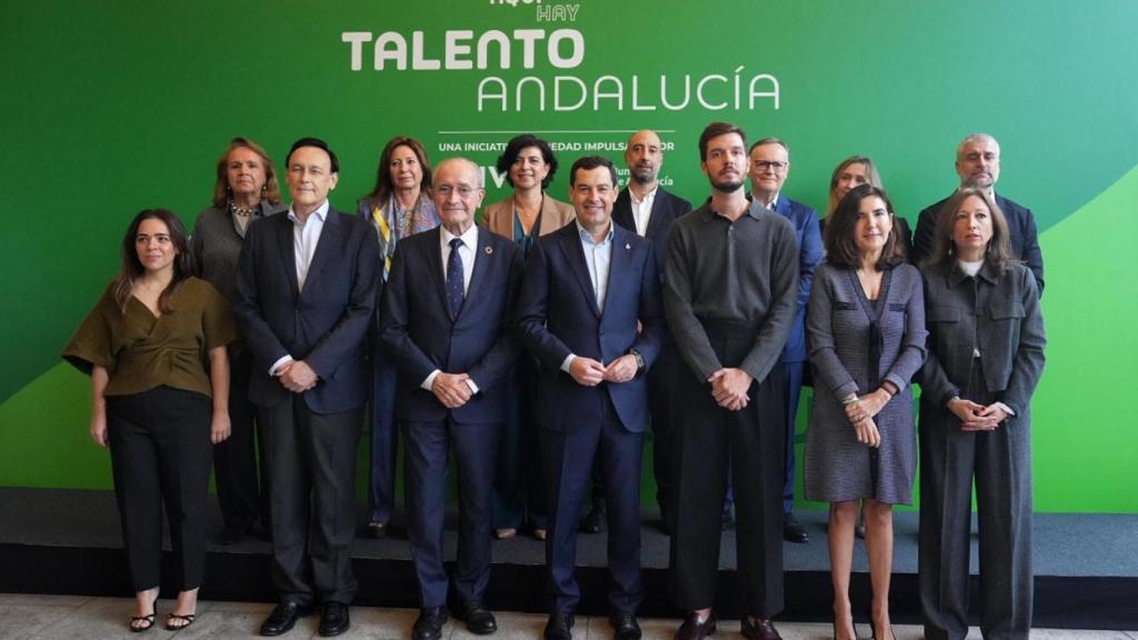 Fotografía de familia de varias de las autoridades asistentes.