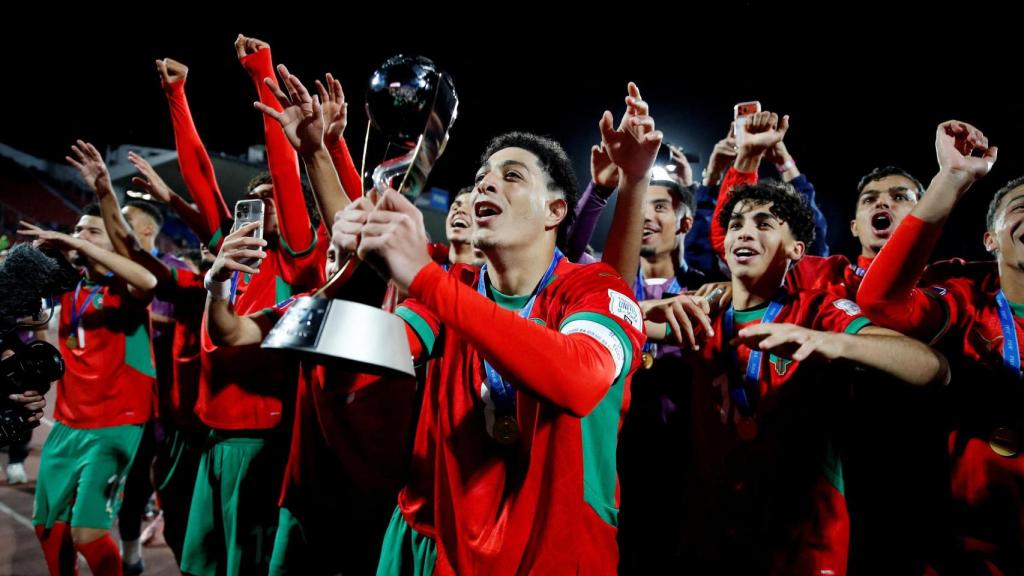 Los futbolistas de Marruecos celebran con la copa su victoria en el Mundial Sub-20.