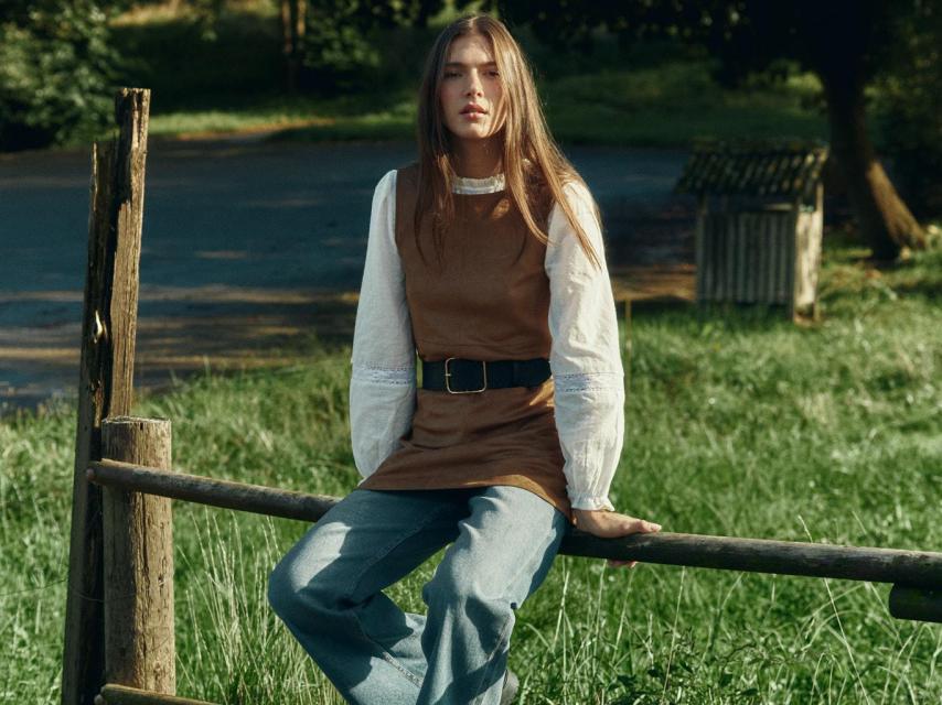 Conjunto con prendas de la colección.