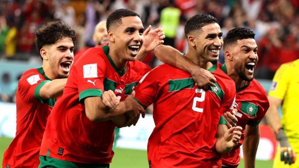 Los futbolistas de Marruecos celebran un gol.