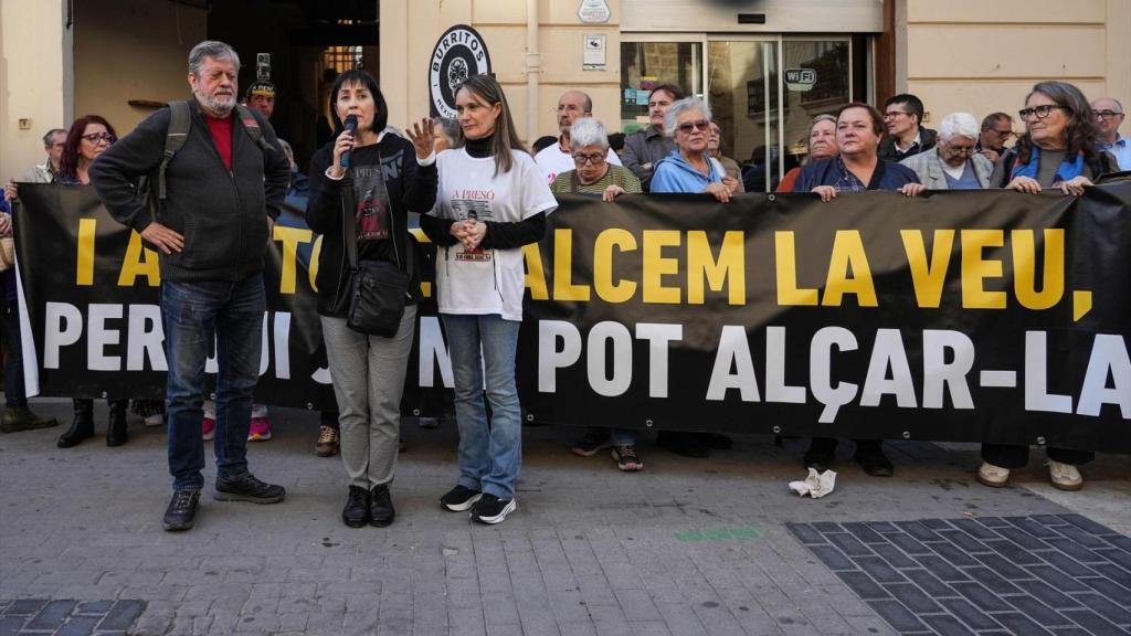 Portavoces de las asociaciones de víctimas a las puertas de Les Corts el día que compareció Mazón. Eduardo Manzana