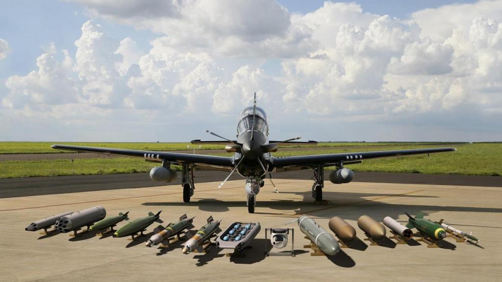 Un avión A-29 Super Tucano junto al armamento que puede portar