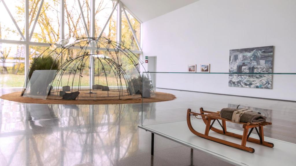 Mario Merz:' Igloo del Palacio  de las Alhajas', 1982, y Joseph Beuys: 'Schlitten', 1969. Foto: archivo FCAYC