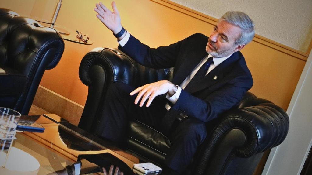 El presidente de Aragón, Jorge Azcón, en su despacho.