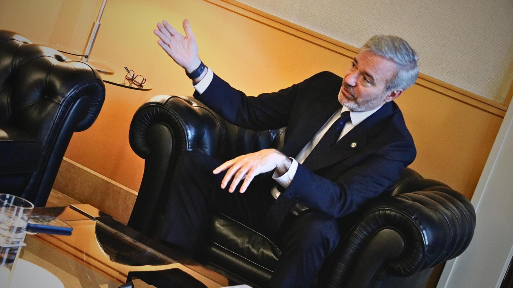 El presidente de Aragón, Jorge Azcón, en su despacho.