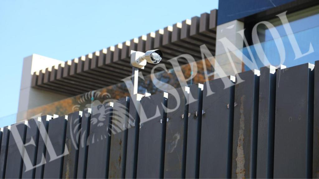 La valla perimetral de la casa de Thibaut Courtois sufrió algunos daños a causa del incendio en el inmueble contiguo.