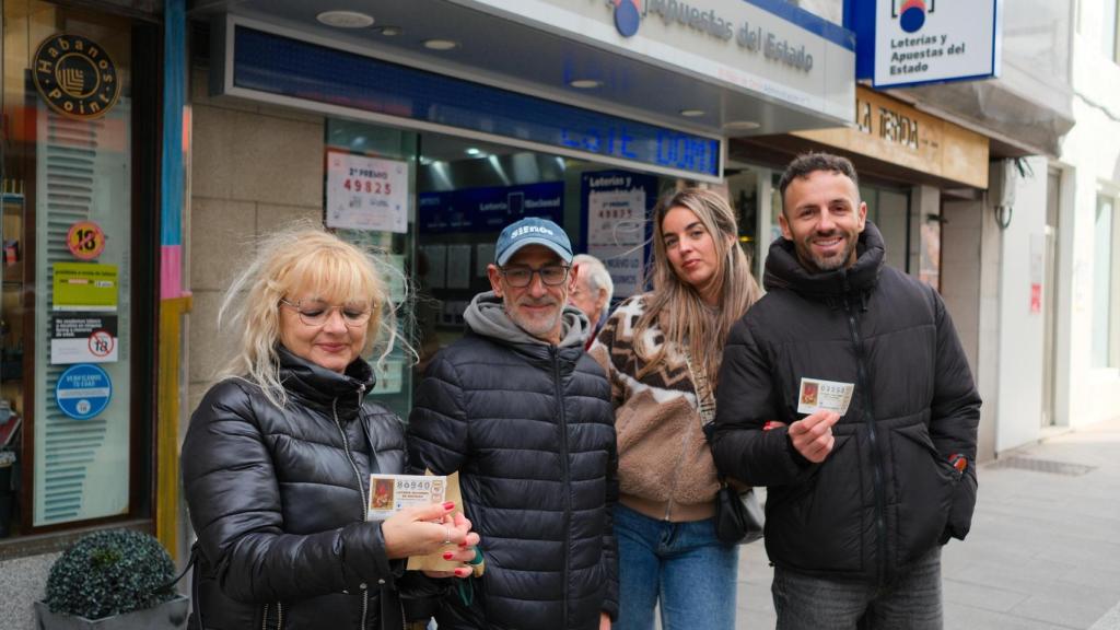 Un grupo de barceloneses compra la Lotería de Navidad en El Filón de Oro
