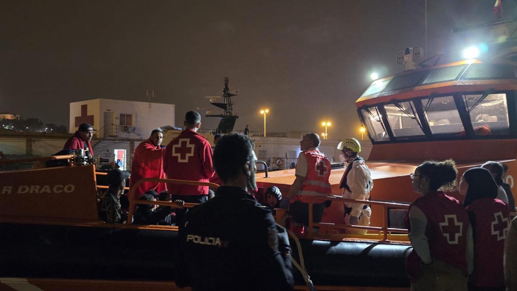 El personal de Cruz Roja en el puerto de Cartagena, este jueves, atendiendo a los 17 supervivientes de la patera.
