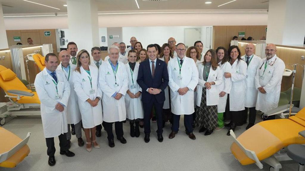 Moreno con los profesionales del nuevo Hospital de Día Oncohematológico.