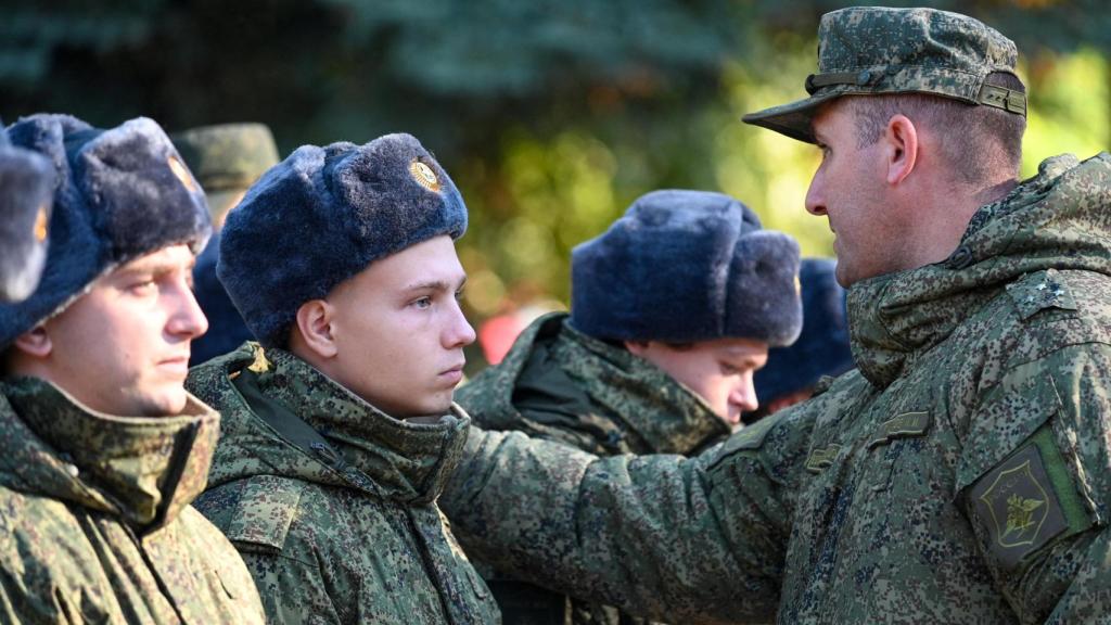 Los reclutas rusos llamados a filas parten hacia sus guarniciones en Bataysk.
