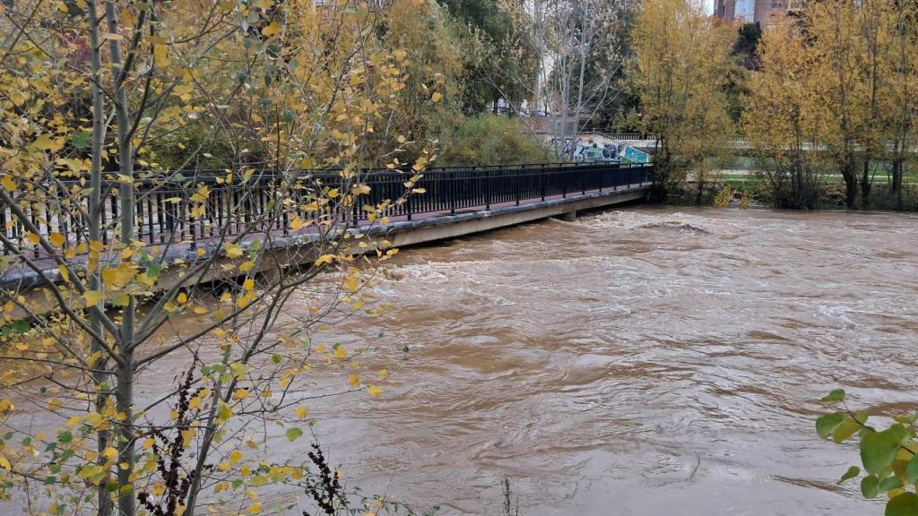 El río Bernesga a su paso por la ciudad de León, este viernes