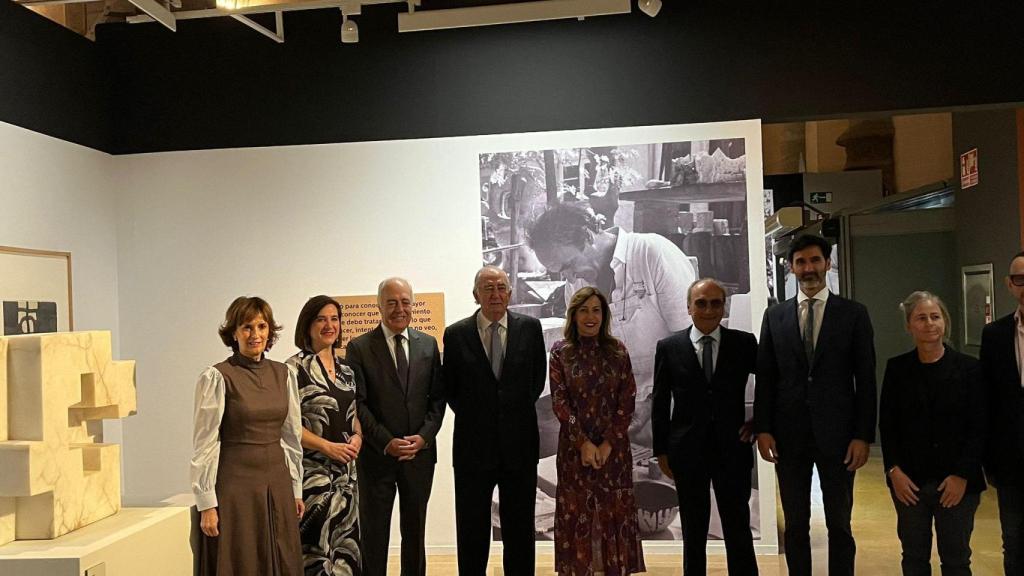 De izquierda a derecha, Mayte Ciriza, Sara Fernández, José Luis Rodrigo, Amado Franco, Natalia Chueca, Luis Chillida, Mikel Chillida, Alicia Vallina y Pedro Olloqui, en la presentación.