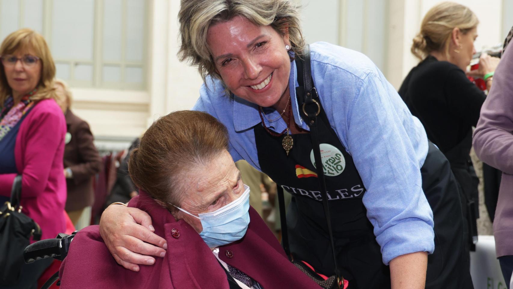 La infanta Margarita junto a su sobrina Simoneta Gómez-Acebo en el Rastrillo de Nuevo Futuro.