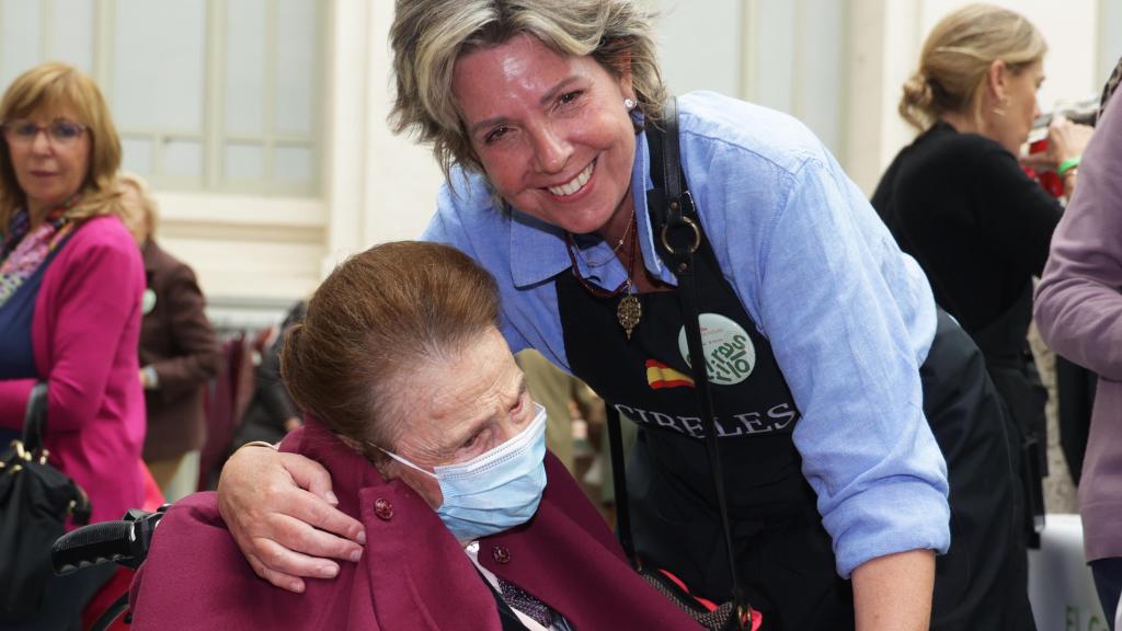 La infanta Margarita junto a su sobrina Simoneta Gómez-Acebo en el Rastrillo de Nuevo Futuro.