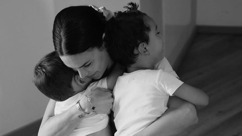 Carla Barber con sus hijos en una imagen de sus redes sociales.