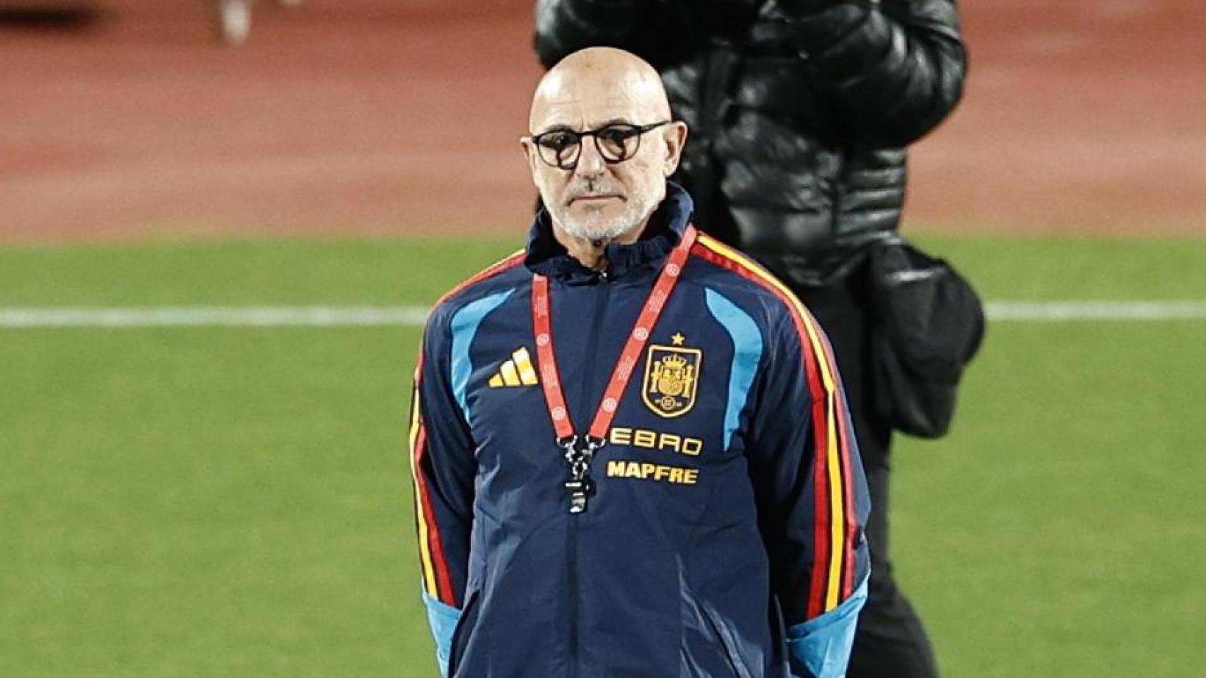 Luis de la Fuente, durante un entrenamiento de la Selección previo al partido contra Georgia.