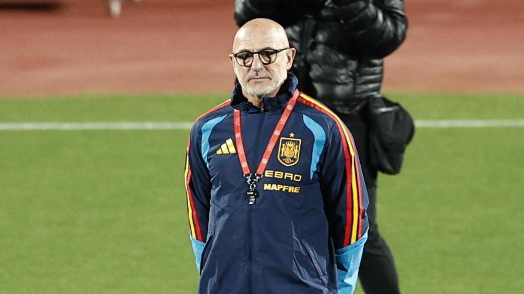 Luis de la Fuente, durante un entrenamiento de la Selección previo al partido contra Georgia.