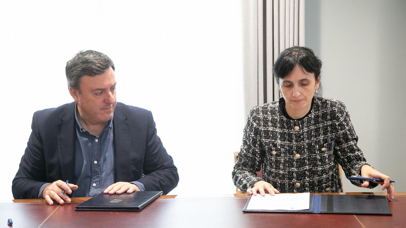 Firma del convenio entre el Concello de As Pontes (A Coruña) y la Diputación