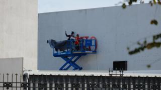 Operarios trabajando en la colocación de las letras para la exposición de Annie Leibovitz en el Puerto