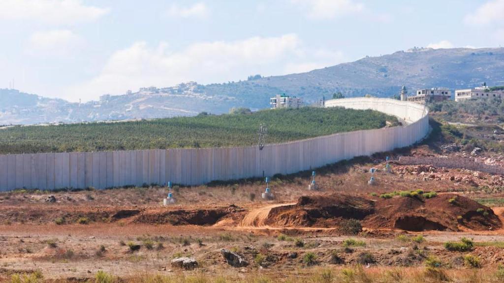 Señales de la 'línea azul' de la ONU cerca de la frontera entre Líbano e Israel, vistas desde la aldea de Kfar Kila, en el sur de Líbano.