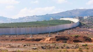 Señales de la línea azul de la ONU cerca de la frontera entre Líbano e Israel, vistas desde la aldea de Kfar Kila, en el sur de Líbano.