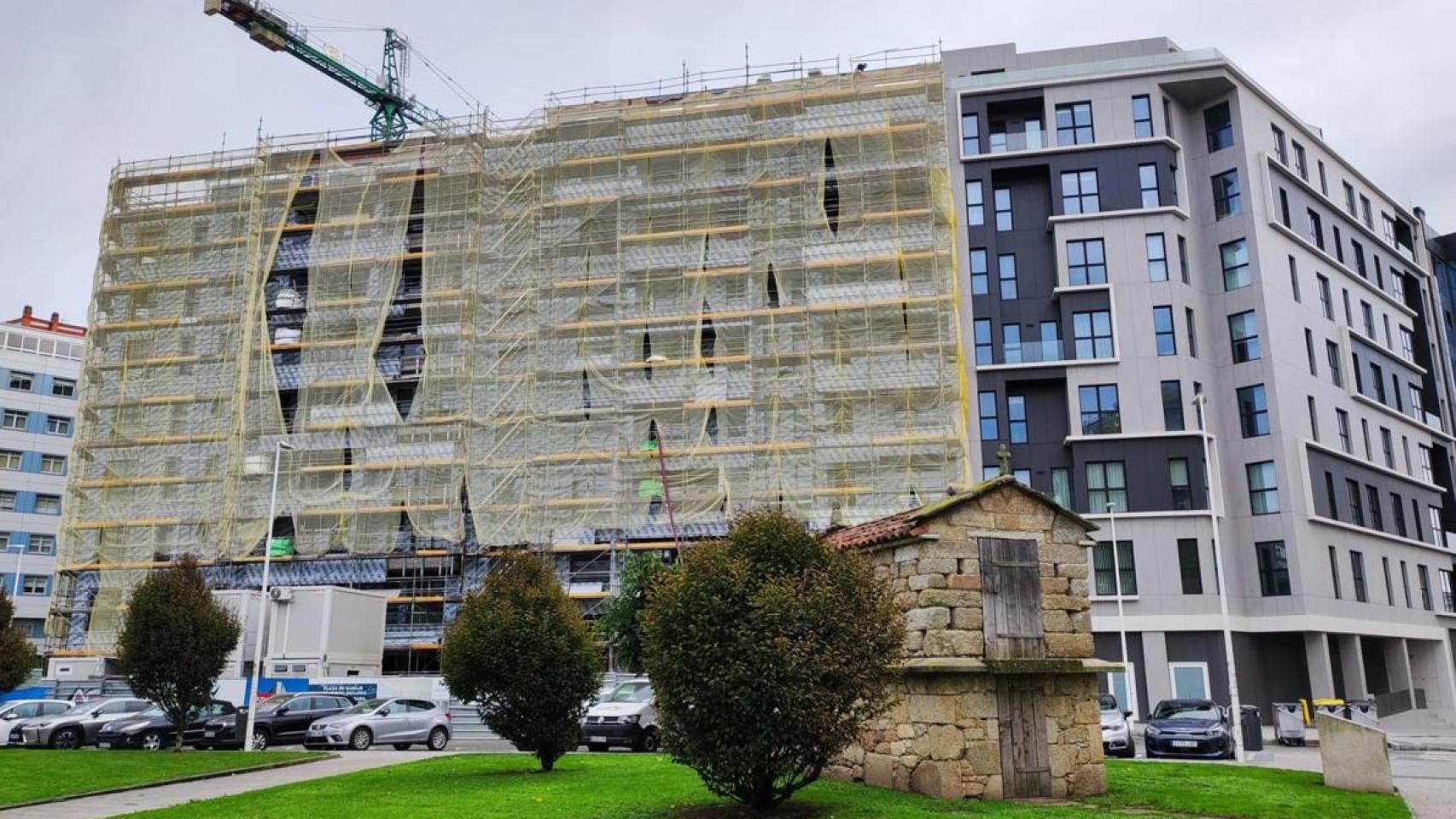 Promoción de Náutica I en ejecución anexa al edificio ya construido, en la zona de Riazor en A Coruña.