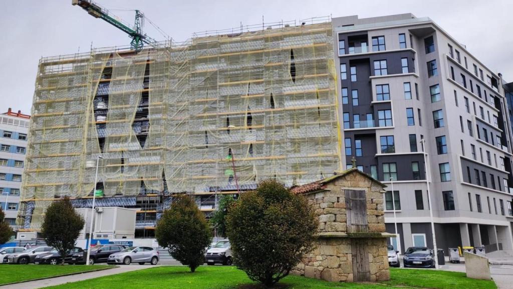 Promoción de Náutica I en ejecución anexa al edificio ya construido, en la zona de Riazor en A Coruña.