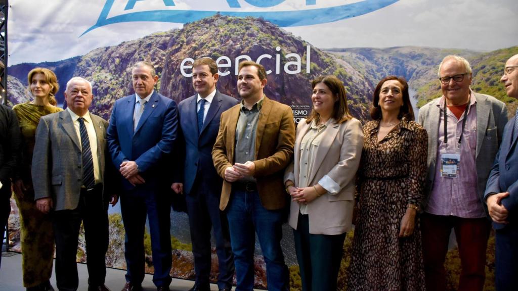 El presidente de la Junta, Alfonso Fernández Mañueco, visita el stand de Zamora en Intur