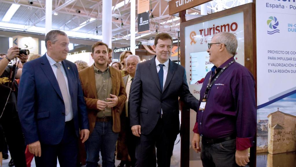 Alfonso Fernández Mañueco visita el stand de Zamora en Intur