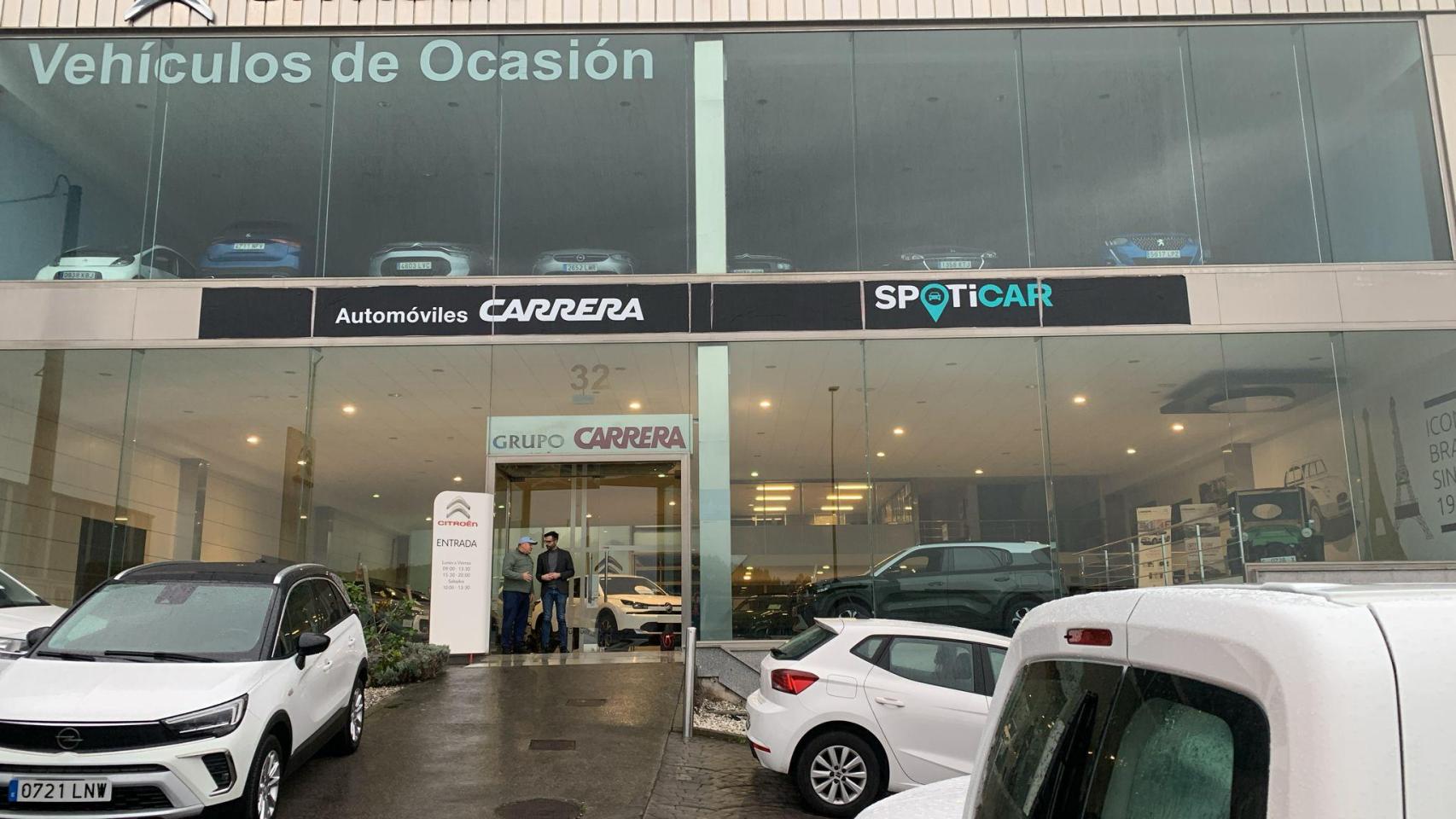 Un cliente acude a interesarse por la reparación de su vehículo a un taller.