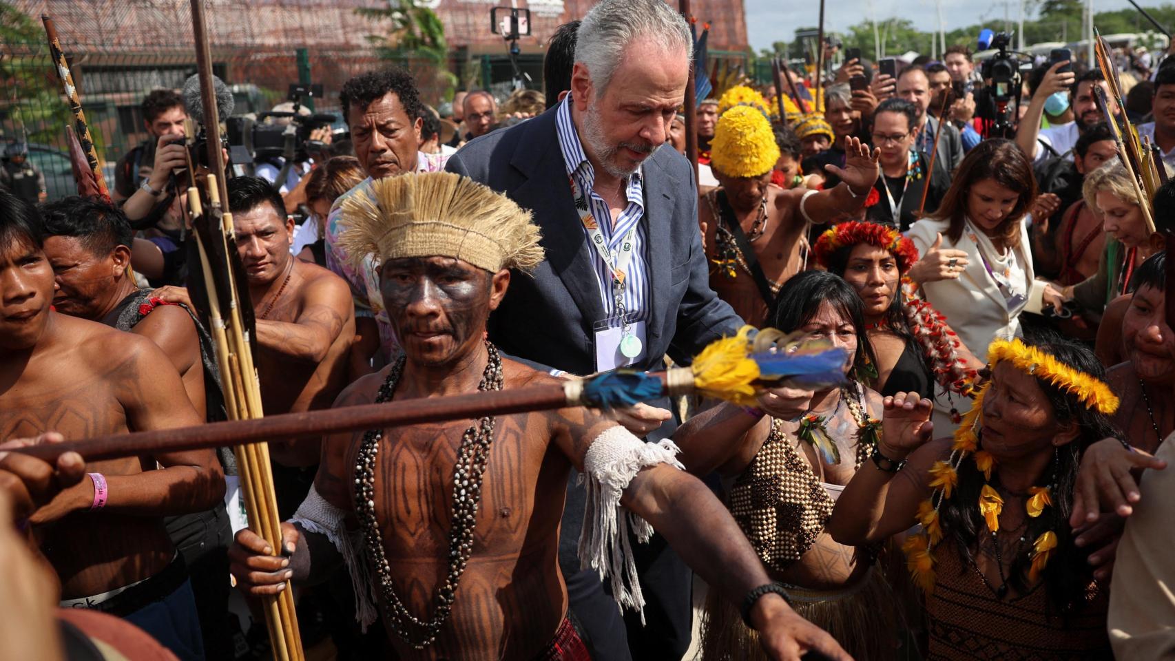 El presidente de la COP30 se abre paso entre los manifestantes.